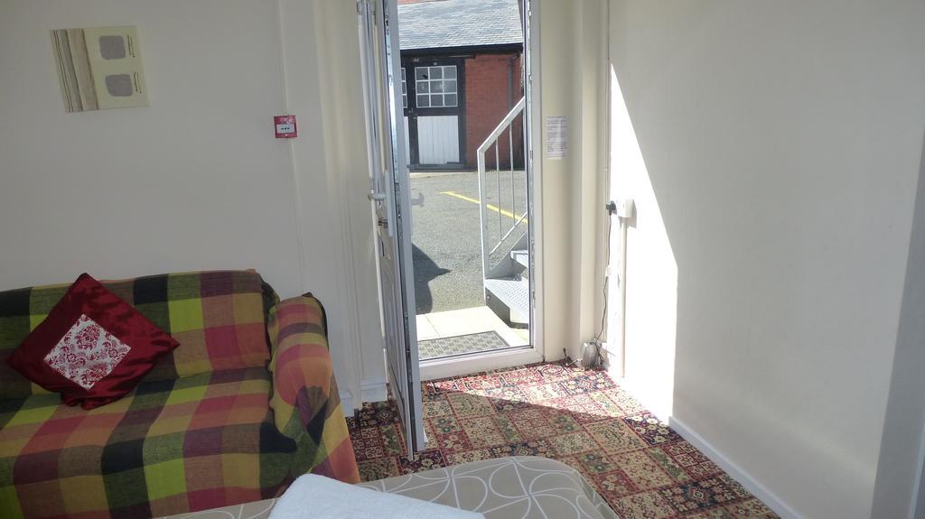 Whitehall Guest House โคลวินเบย์ ภายนอก รูปภาพ