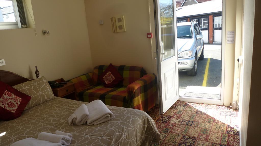 Whitehall Guest House โคลวินเบย์ ภายนอก รูปภาพ