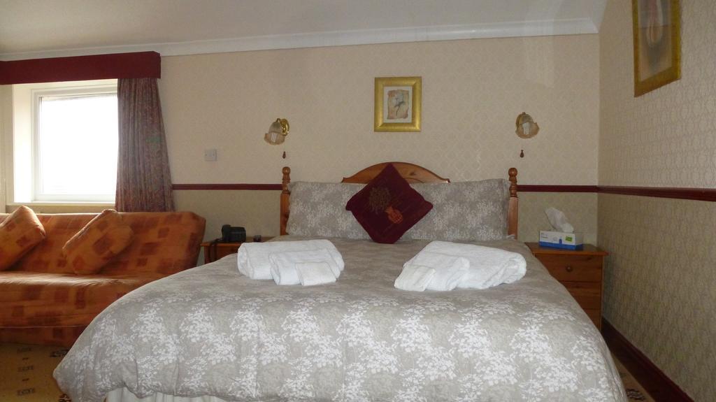 Whitehall Guest House โคลวินเบย์ ภายนอก รูปภาพ