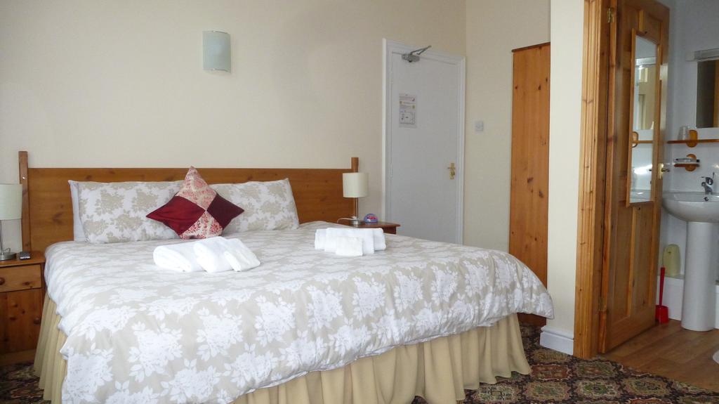 Whitehall Guest House โคลวินเบย์ ภายนอก รูปภาพ