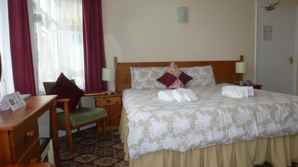 Whitehall Guest House โคลวินเบย์ ภายนอก รูปภาพ