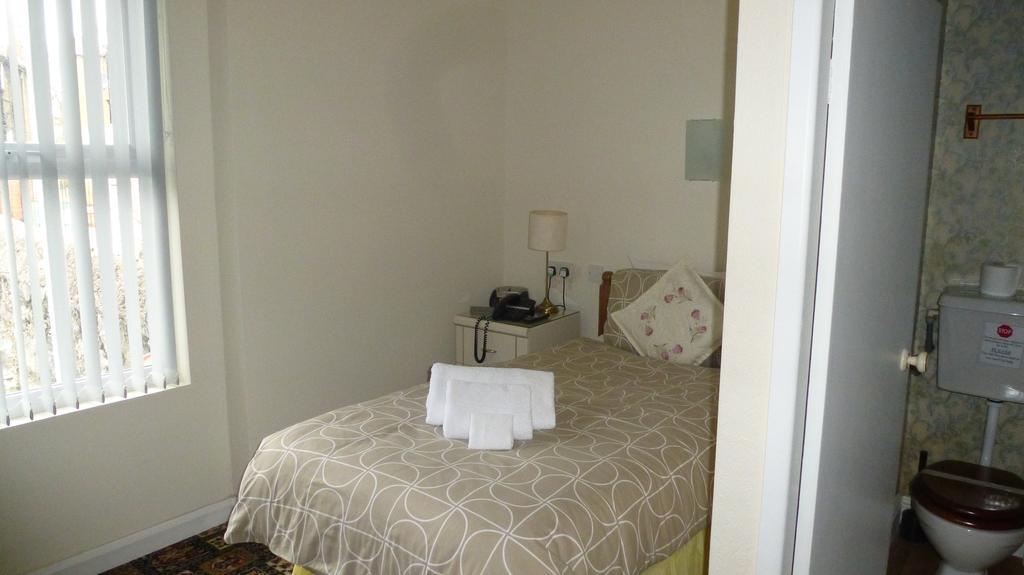 Whitehall Guest House โคลวินเบย์ ภายนอก รูปภาพ