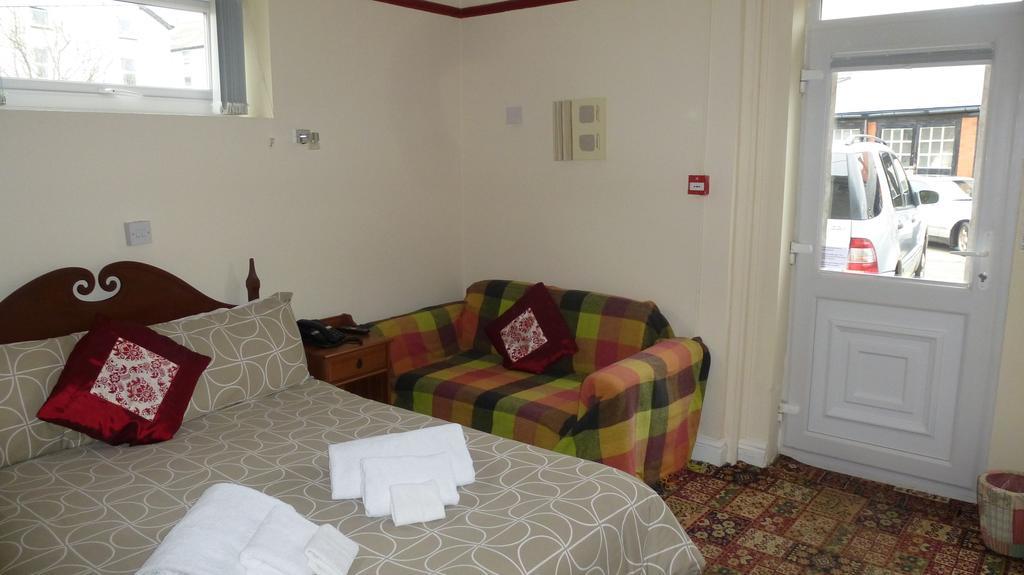 Whitehall Guest House โคลวินเบย์ ภายนอก รูปภาพ