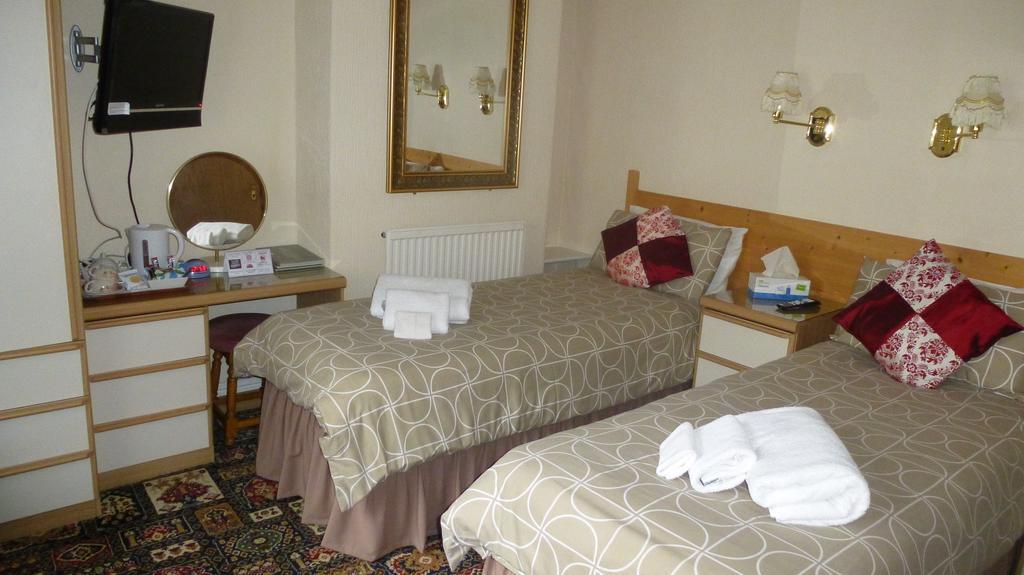 Whitehall Guest House โคลวินเบย์ ภายนอก รูปภาพ