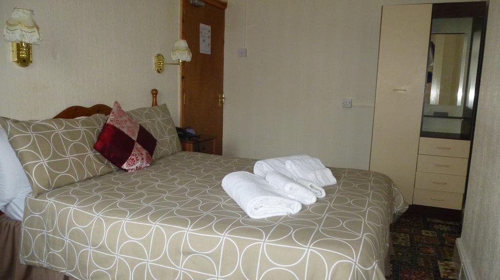 Whitehall Guest House โคลวินเบย์ ภายนอก รูปภาพ