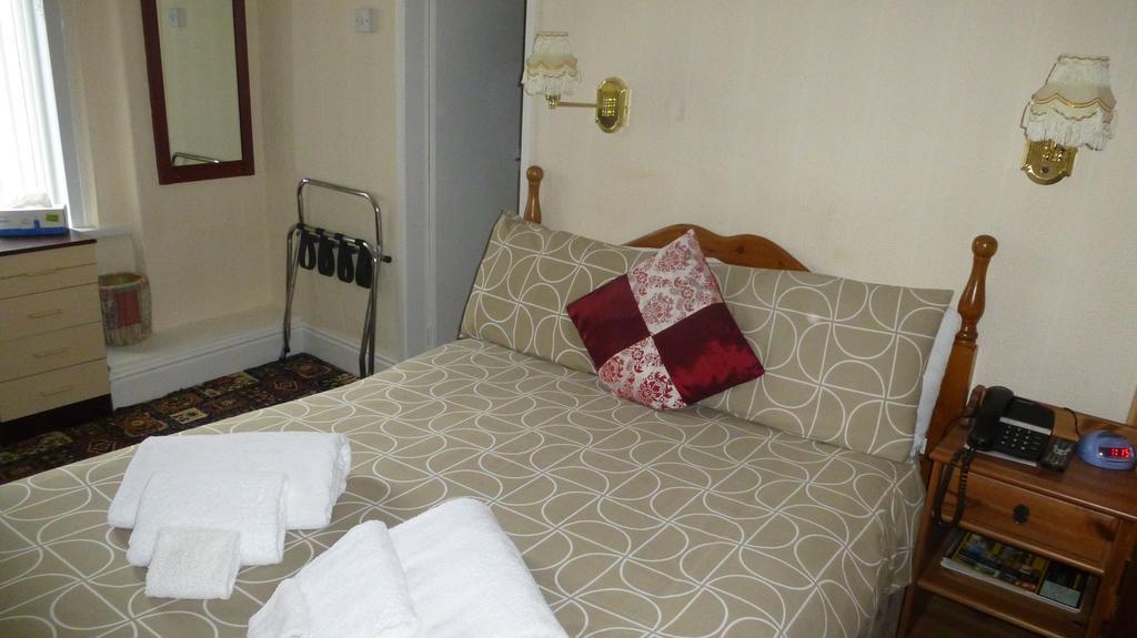 Whitehall Guest House โคลวินเบย์ ภายนอก รูปภาพ