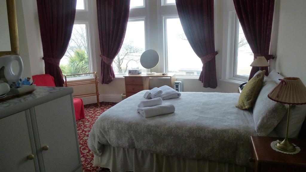 Whitehall Guest House โคลวินเบย์ ภายนอก รูปภาพ