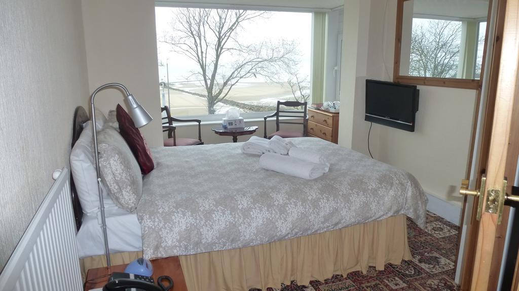 Whitehall Guest House โคลวินเบย์ ภายนอก รูปภาพ